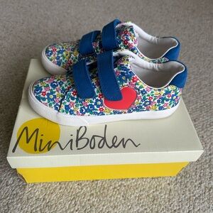 Mini Boden girl sneakers 32